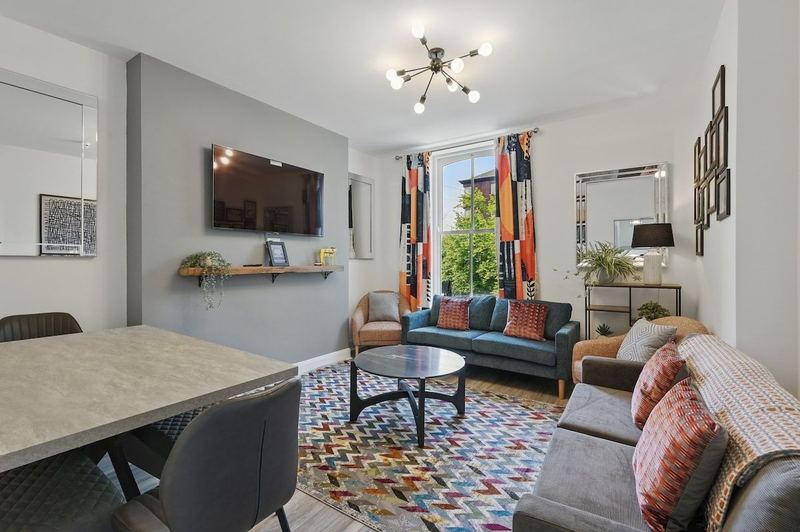 Inside Great for groups, 8 bedroom 4 bathroom 4x parking