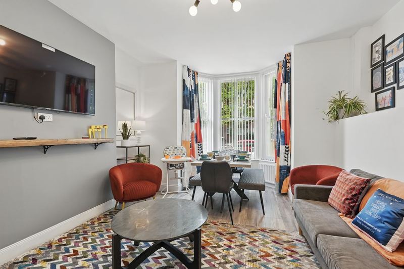 Inside Great for groups, 7 bedroom 4 bathroom 2x parking