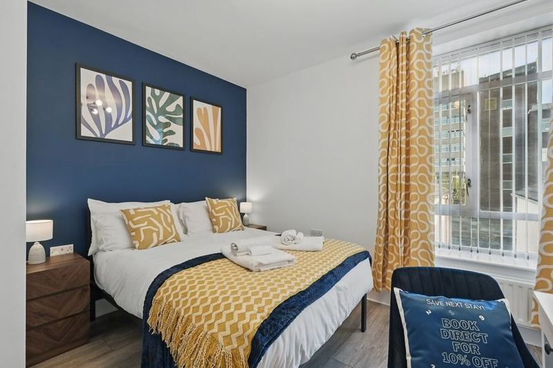 Inside Big Group Stay 11 bedroom, 6 bathroom + 4x parking