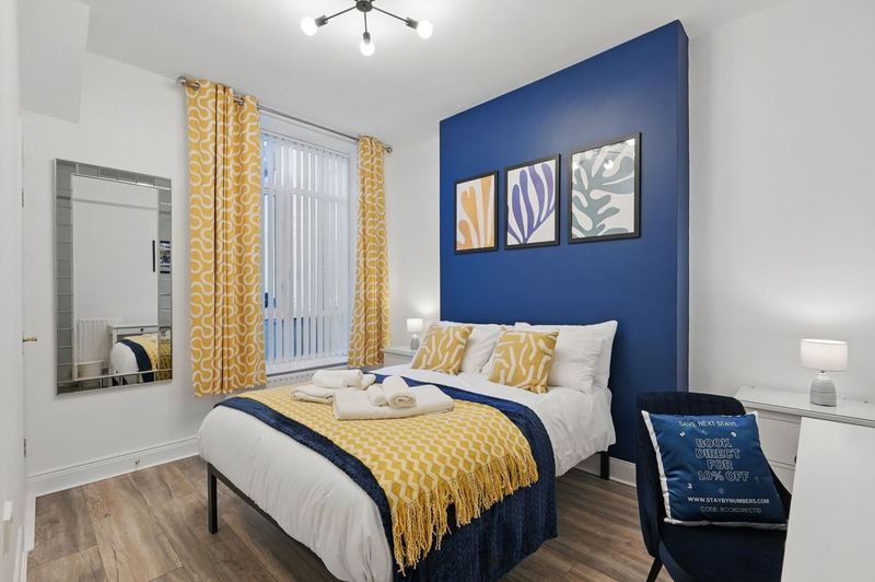 Inside Spacious Victorian Flat near Queens, walk to city